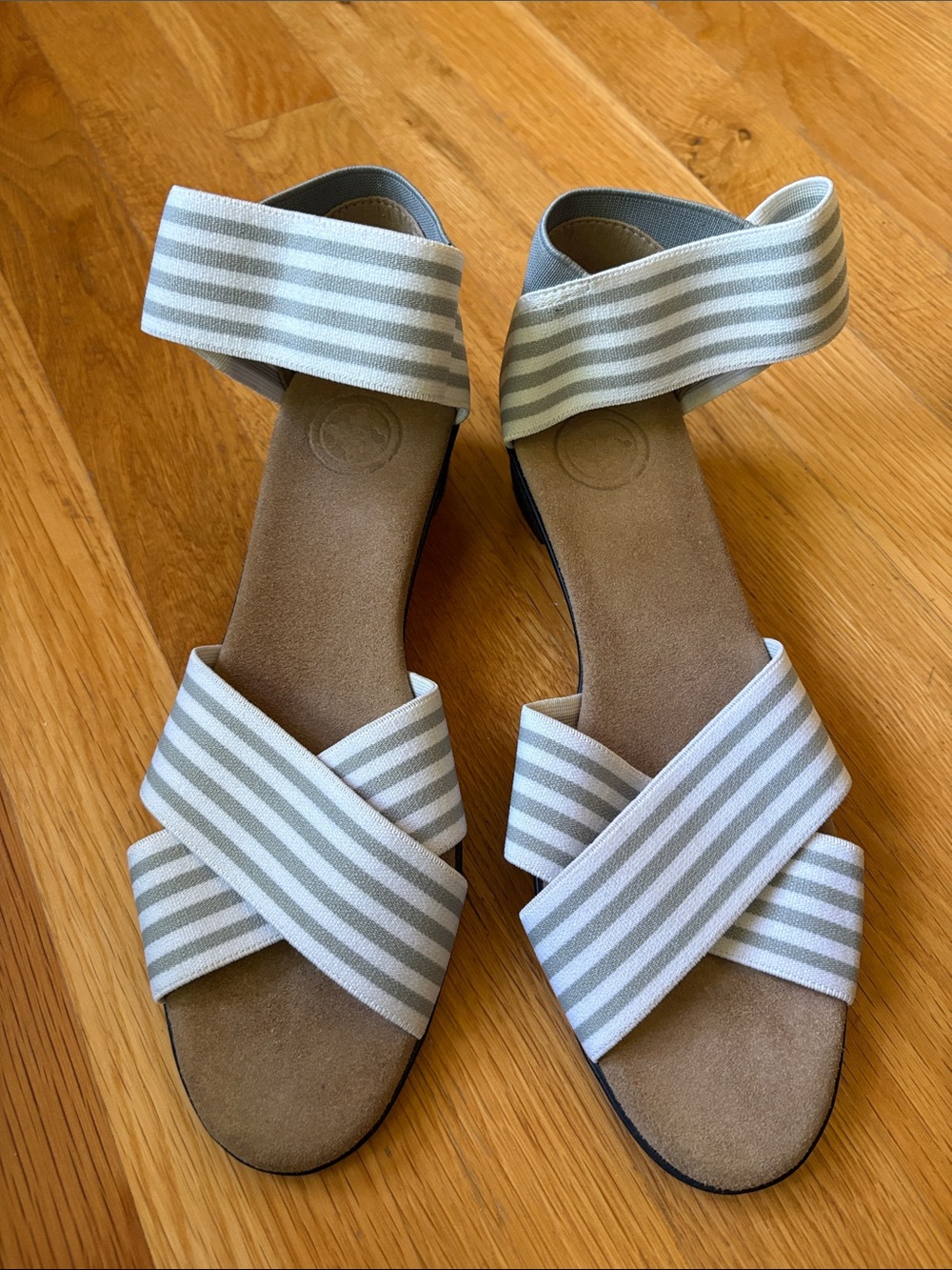 CHARLESTON SHOE CO. Striped Elastic Crossband Sandals in Light Gray and White 7